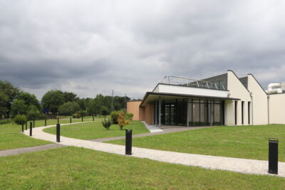 Façade du crématorium de Lacq-Orthez avec vue face à l'entrée. L'herbe est parfaitement taillée et le lieu dégage un sentiment d'apaisement. - Agrandir l'image 3 sur 3, fenêtre modale