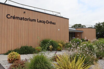 Façade du crématorium Lacq-Orthez avec un design sobre style bois et des plantations autour. - Agrandir l'image 1 sur 3, fenêtre modale