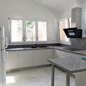 Vue d'une cuisine flambant neuve après avoir rénové le logement d'un couple de personnes âgées à Orthez avec l'OPAH-RU.