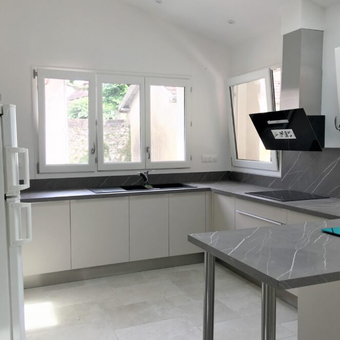 Vue d'une cuisine flambant neuve après avoir rénové le logement d'un couple de personnes âgées à Orthez avec l'OPAH-RU.