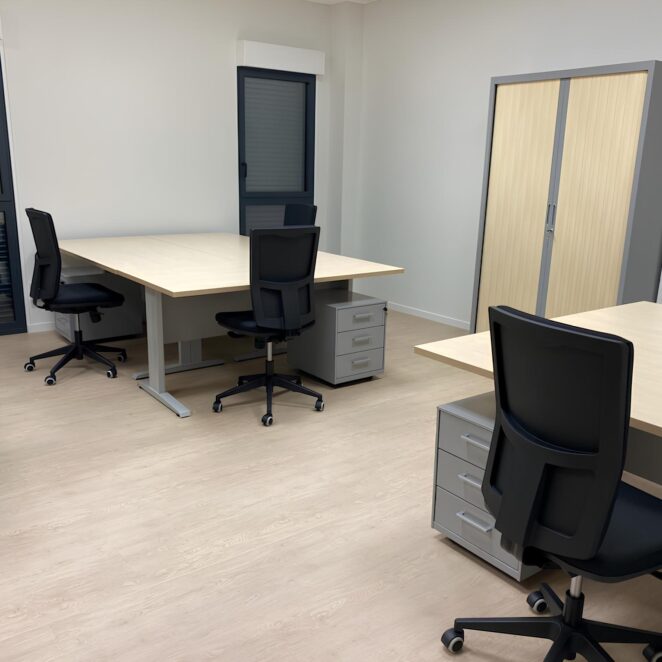 Bureau vide mais aménagé avec des chaises, des armoires et des bureaux.