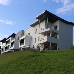 Vue en contre plongée d'un ensemble de logement sociaux flambant neufs à Mourenx.