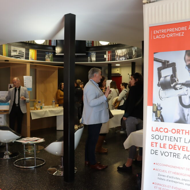 Entrepreneurs discutant dans l'espace de co-working et de convivialité de la pépinières d'entreprises d'Artix.