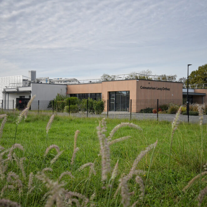 Vue du bâtiment du crématorium de Lacq-Orthez situé à Labastide-Cézéracq.