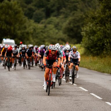 Photo de cyclistes en pleine course participant au Tour international féminin des Pyrénées de passage à Lacq-Orthez.