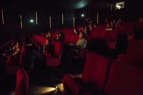 salle de cinéma semi éclairée