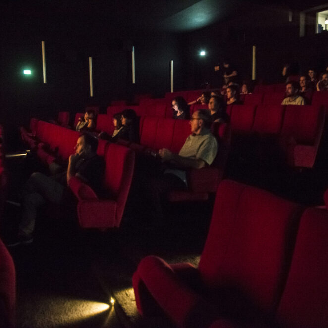 salle de cinéma semi éclairée