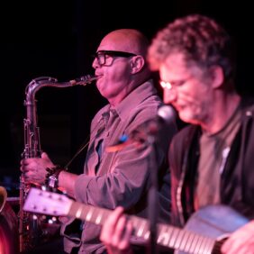 Musiciens de The Hyènes en plein concert au MIX