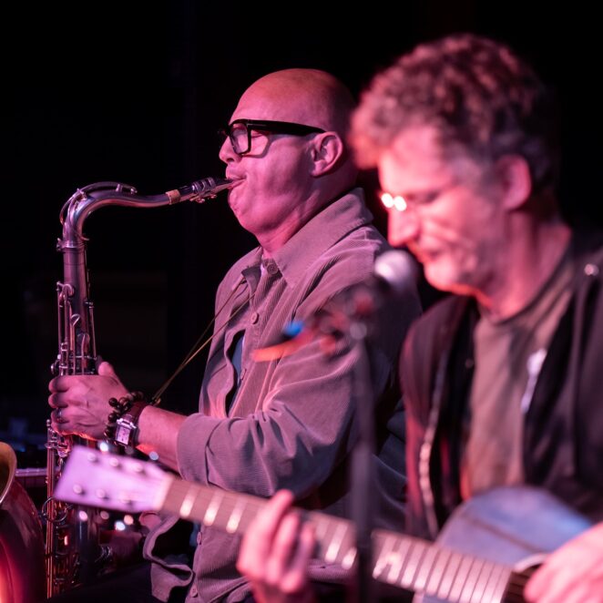 Musiciens de The Hyènes en plein concert au MIX