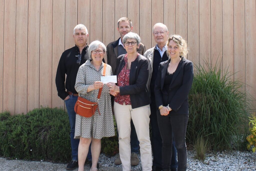 Groupe de 6 personnes dont 3 femmes à l'avant et 3 hommes à l'arrière représentant les deux associations et les gestionnaires du crématorium avec le chèque dont le montant est le don. - Agrandir l'image, fenêtre modale