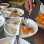 Assiettes d'enfants équilibrée avec des produits bio et locaux cuisinés par Abdalla.