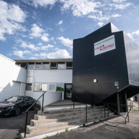 Façade de la pépinière d'entreprises à Artix avec un grand panneaux qui annonce ce qu'est l'établissement.