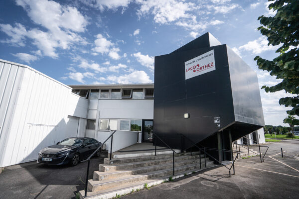 Façade de la pépinière d'entreprises à Artix avec un grand panneaux qui annonce ce qu'est l'établissement.