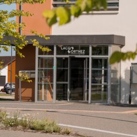 Façade de l'antenne de la collectivité à Orthez avec le logo de la collectivité sur la vitre de la porte d'entrée.