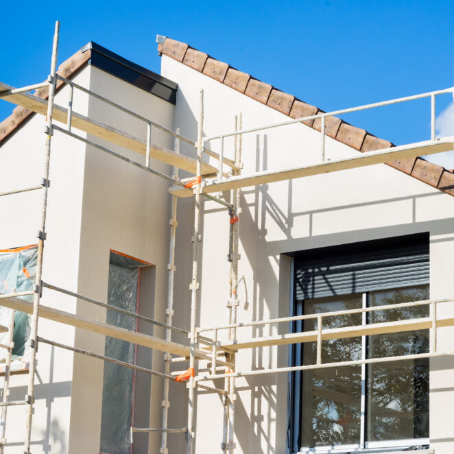 Façade d'une maison avec des échafaudages montrant qu'elle est train de bénéficier de travaux.