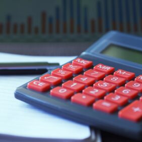 Calculatrice posée sur une feuille.