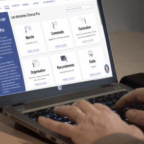 ordinateur portable ou vert avec des mains qui tapent sur le clavier