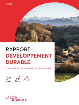 Page de garde du rapport développement durable 2023. Des pictogrammes symbolisant l'environnement l'économie et le social figurent sous le texte. En guise d'illustration, une photo du territoire avec en toile de fond les Pyrénées et au premier plan un paysage rural. - Agrandir l'image, fenêtre modale