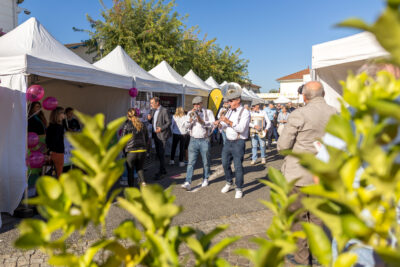Groupe de musique composé d'hommes avec des instruments à vent style trompette et qui déambulent entre les chapiteaux. - Agrandir l'image 4 sur 9, fenêtre modale