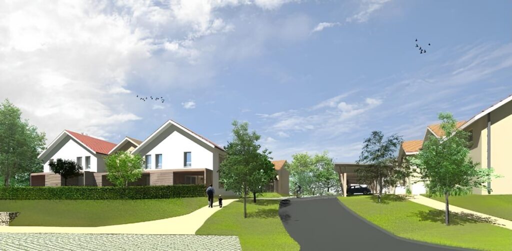 Vue 3D du résultat des travaux avec sur la gauche, de la verdure et deux belles maisons mitoyennes blanches avec une pergola en bois chacune, juste à côté se situe un chemin piéton avec un parent et son enfant, et sur la droite on voit une route pour pénétrer dans la résidence en voiture, bordée d'arbustes, et le même schéma à droite avec un chemin piéton et des maisons mitoyennes. - Agrandir l'image, fenêtre modale
