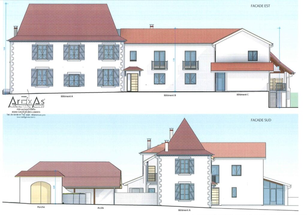 Vue 2D en deux images l'une sur l'autre. En haut c'est la façade EST avec un bâtiment de 6 fenêtre, deux lignes de 3 superposées, collé à un autre bâtiment avec 3 fenêtres en haut, une porte d'entrée, et 5 fenêtres en bas, suivi d'un troisième bâtiment avec une porte , au dessus d'elle un petit toit et une fenêtre. On distingue un accès au bâtiment tout à droite via un escalier. L'image d'en bas est la façade SUD avec de gauche à droite, un porche pour l'accès aux véhicules, et le bâtiment A avec un balcon, deux fenêtres l'une sur l'autre avec un toit en forme de pointe au dessus, puis une vue sur la moitié du bâtiment B avec 3 fenêtres et la porte d'entrée. Une véranda est visibles tout à droite collé aux bâtiments. - Agrandir l'image, fenêtre modale