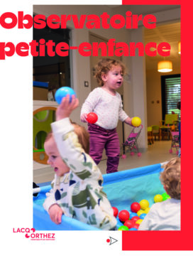 Page de garde de l'observatoire avec écrit en haut à gauche Observatoire petite enfance, une photo au centre à cheval sur un rectangle blanc à gauche et un rectangle rouge à droite, dans laquelle on voit un enfant sur la gauche de la photo qui est tourné vers la gauche en lançant une balle dans une piscine à balle, à droite un autre enfant plus calme est assis dans la piscine, et au centre de la photo on voit une petite fille aux cheveux bouclés debout qui tient une balle dans chaque main. Ils sont dans une salle de jeux de la crèche.