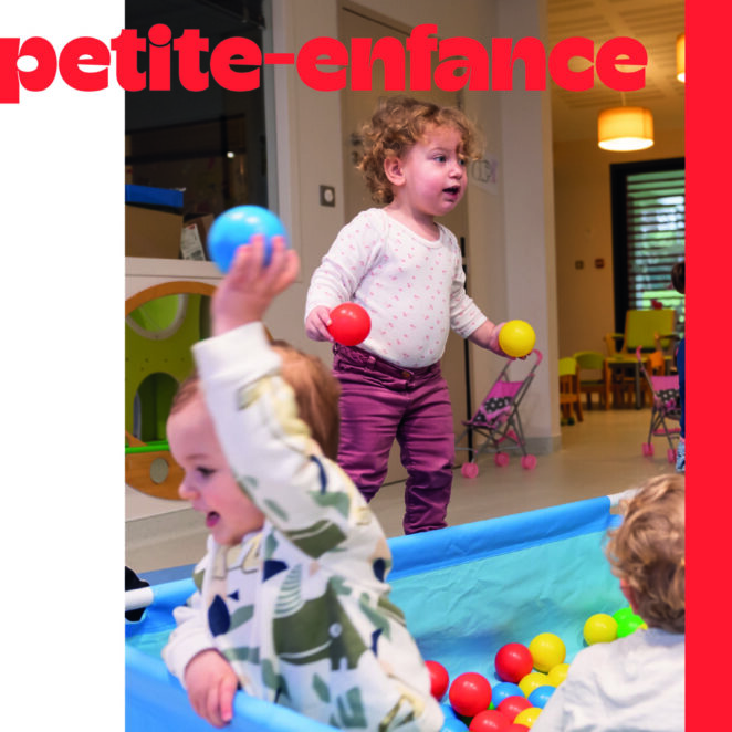 Page de garde de l'observatoire avec écrit en haut à gauche Observatoire petite enfance, une photo au centre à cheval sur un rectangle blanc à gauche et un rectangle rouge à droite, dans laquelle on voit un enfant sur la gauche de la photo qui est tourné vers la gauche en lançant une balle dans une piscine à balle, à droite un autre enfant plus calme est assis dans la piscine, et au centre de la photo on voit une petite fille aux cheveux bouclés debout qui tient une balle dans chaque main. Ils sont dans une salle de jeux de la crèche.