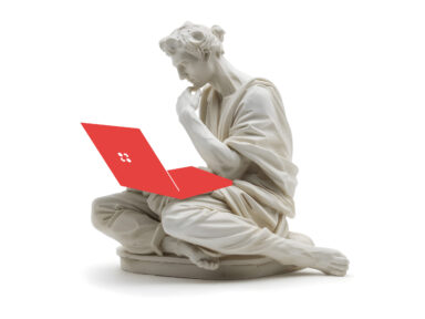 Statue assise, corp tourné vers la gauche de l'image avec les jambes pliées sur le côté, le regard baissé sur un ordinateur posé sur ses jambes, l'air pensif.