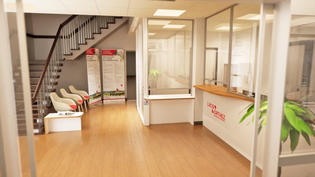 Vue 3D de l'accueil depuis la porte d'entrée. A gauche l'escalier menant aux services de la collectivité, à côté de l'escalier trois chaises confortable pour l'attente avec une petite table basse, au fond de la pièce, un couloir un peu caché par deux roll-up informatifs et à droite par la tout nouvel accueil physique ergonomique. il est plus imposant dans la pièce avec de grandes vitres allant jusqu'au plafond et est formé en angle droit pour inciter les usagers à s'y diriger naturellement.